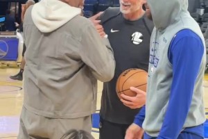 白衣服吧友有认识的嘛！库里老爸现场支援观战儿子比赛